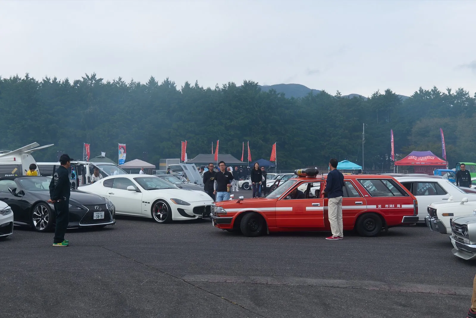 会場に並んだ旧車の列