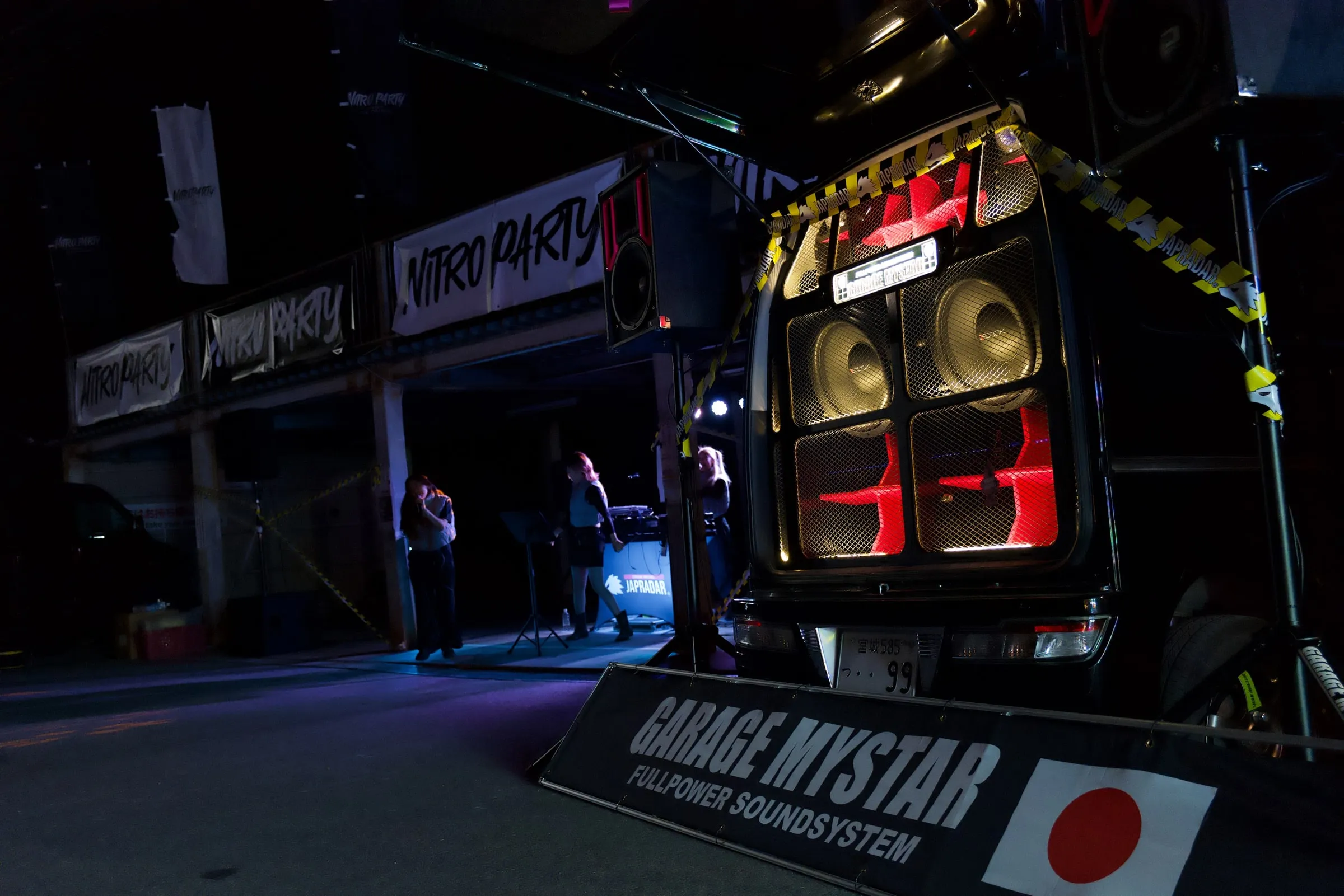 2025年のNITRO PARTY 夜のサウンドシステムと会場の様子