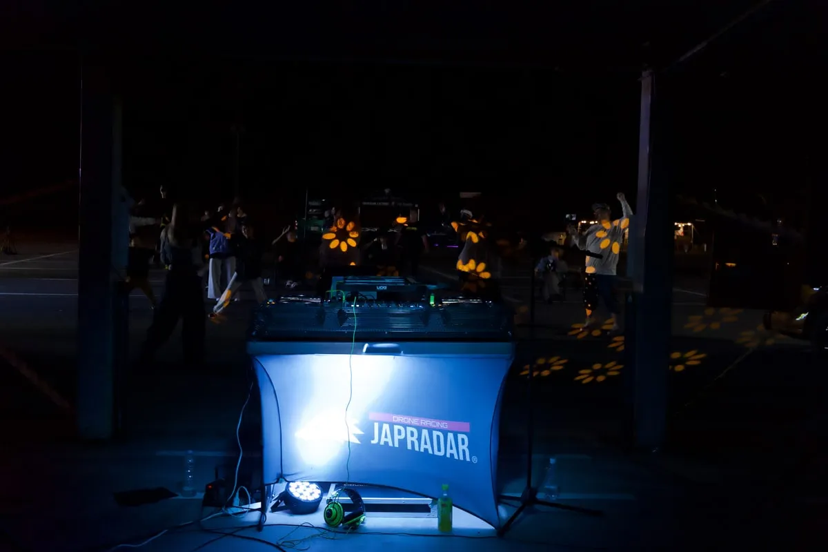 前夜祭のナイトイベント。DJと集まった来場者