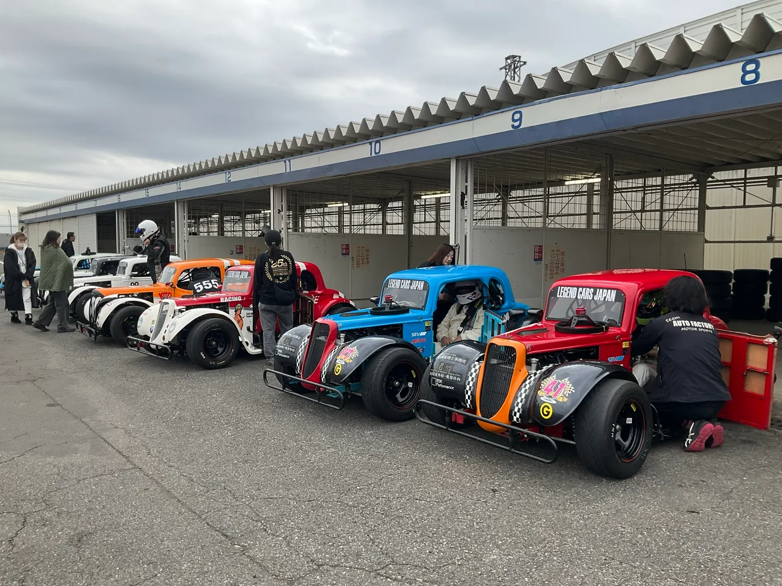 ピットに並ぶカラフルなレジェンドカー