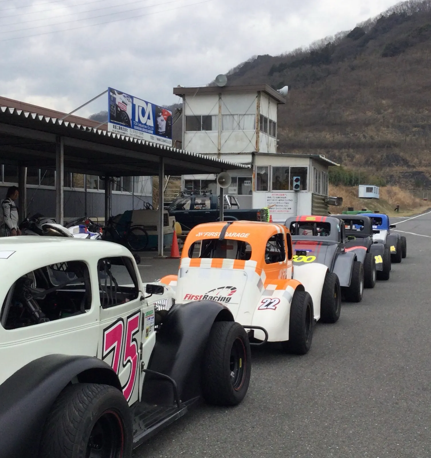 コースインを待つレジェンドカーの列