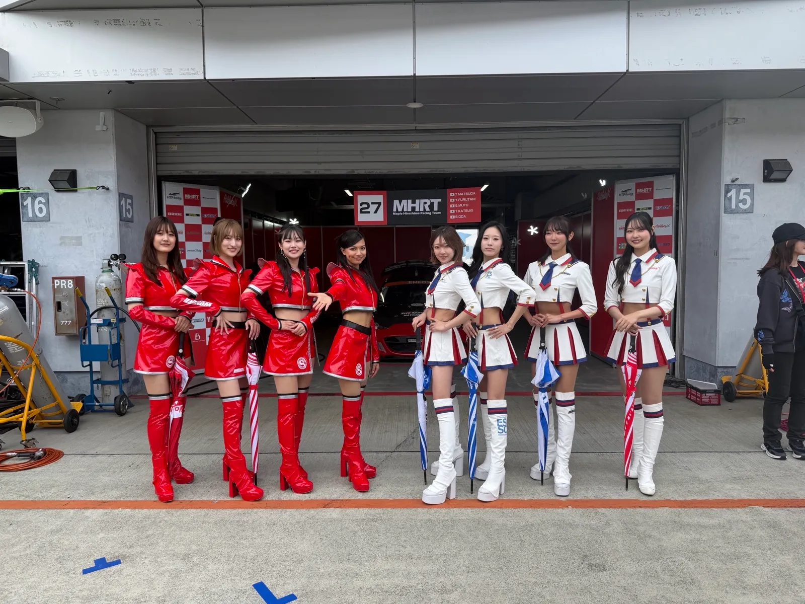 参戦するレースクイーンの集合写真