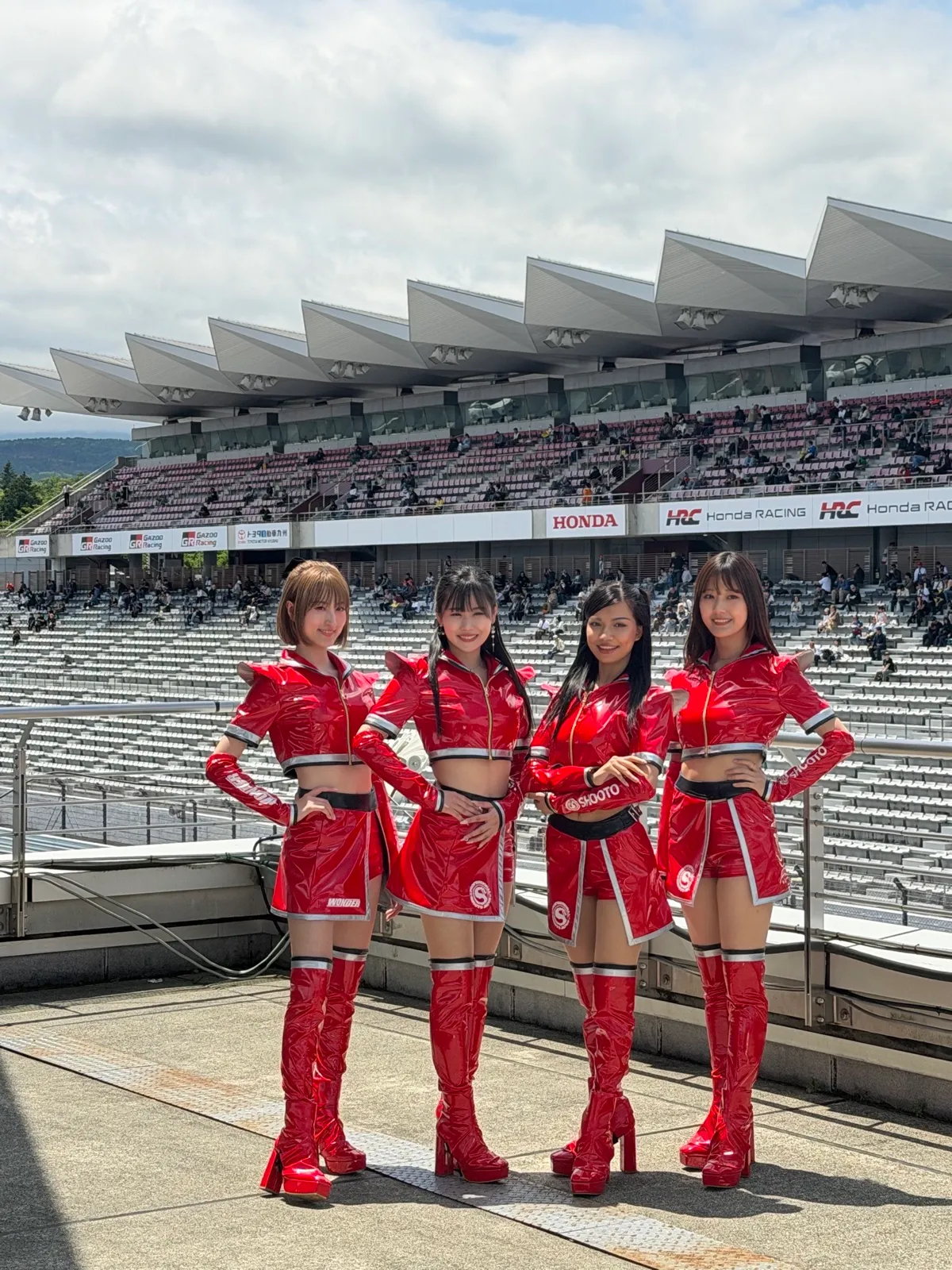 レースクイーン(赤いコスチューム)